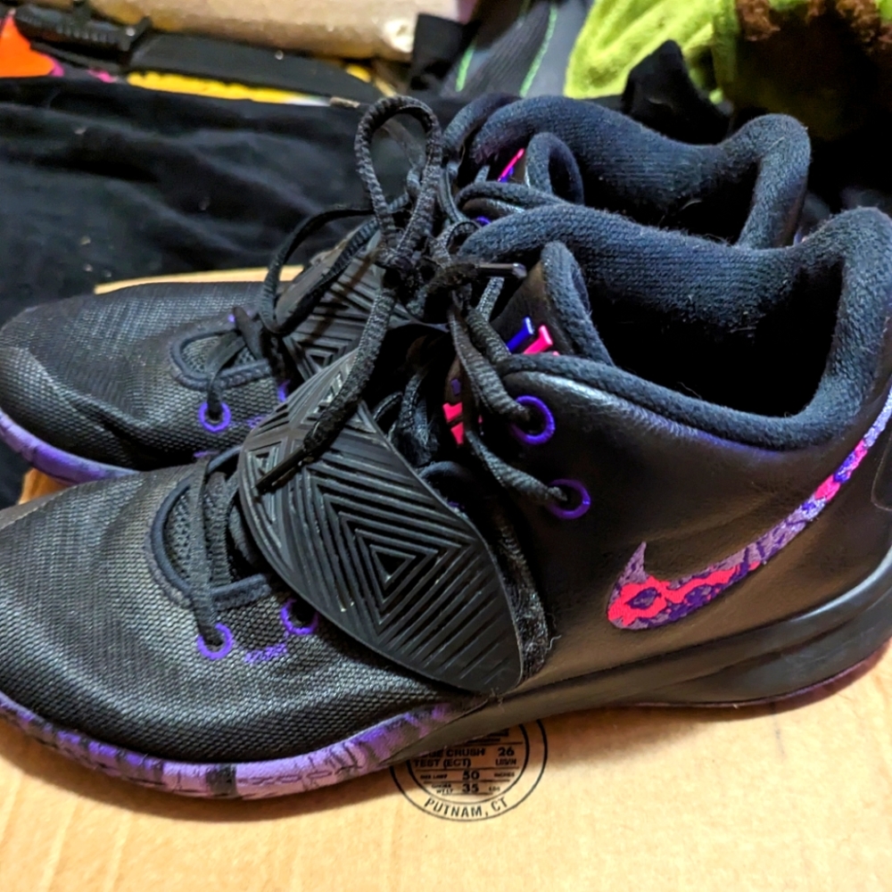 Nike Kyrie Irving fly trap Fierce Purple basketball size 11.5 black purple